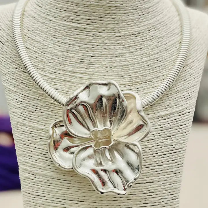 VINTAGE FLOWER NECKLACE