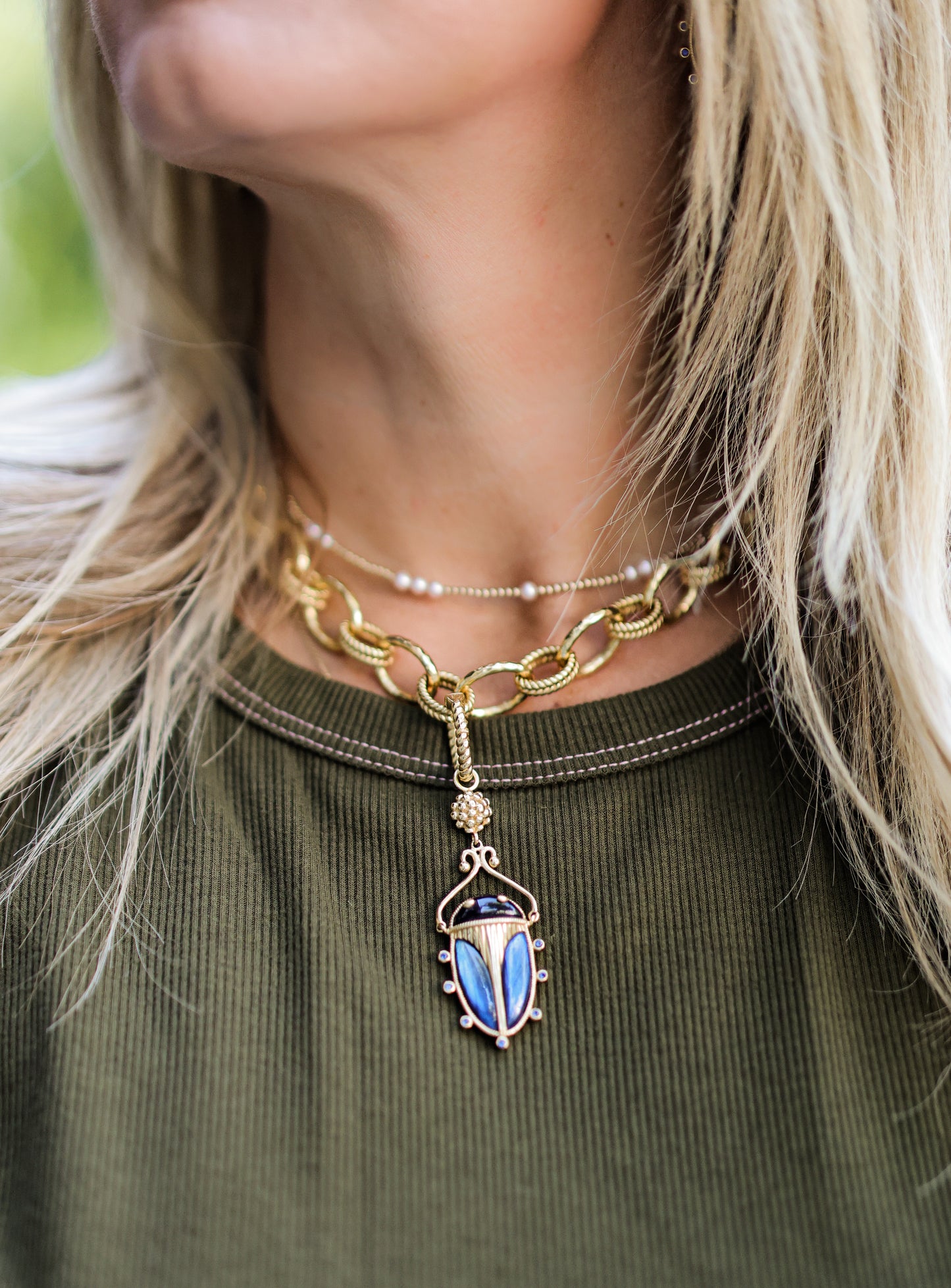 SCARB PENDANT GOLD BLUE BETTLE