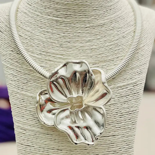 VINTAGE FLOWER NECKLACE