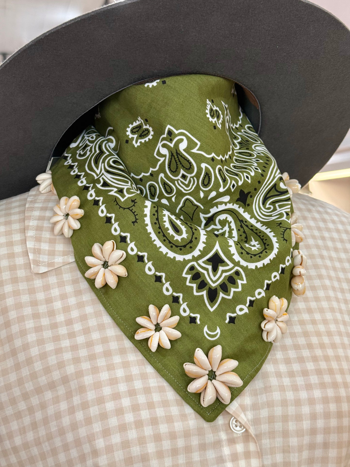 ROSETTE COWRIE BANDANA