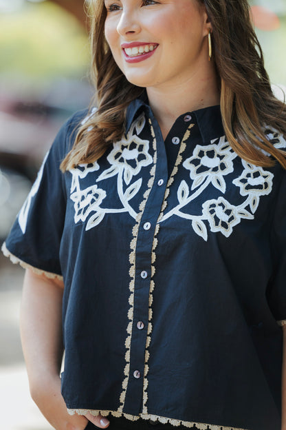 COLLARED TOP