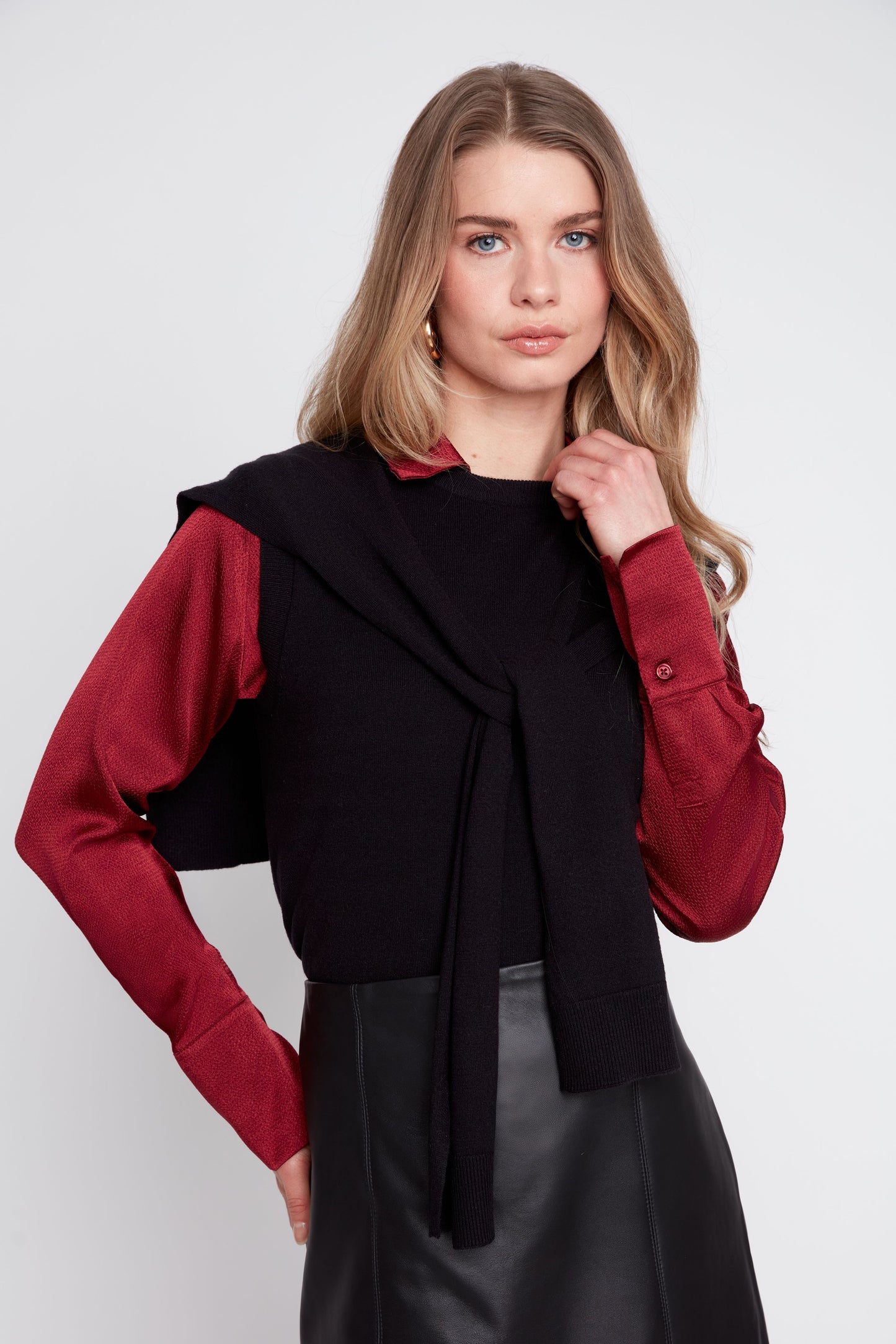 BLACK KNIT SWEATER