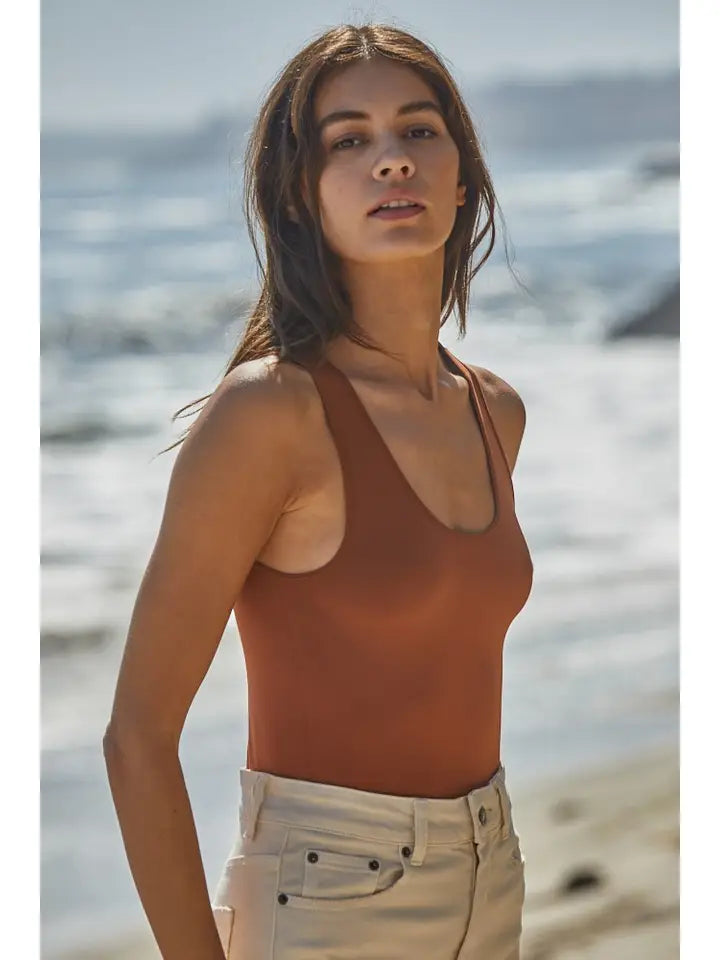 SEAMLESS REVERSE U-V NECK TANK