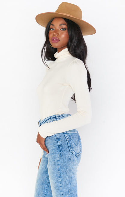 DANICA CREAM TURTLENECK